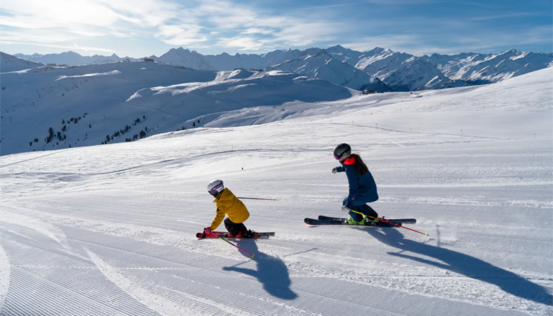 Skiër op de piste in de Wildkogel Arena