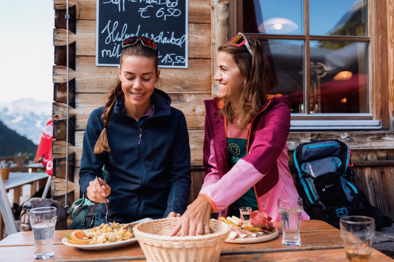 Twee vrouwen eten in een berghut