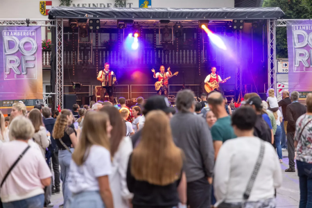 Band op het podium tijdens het Bramberger Dorffest