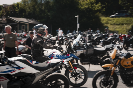 Motoren op een rij tijdens de Newchurch Summit in Neukirchen
