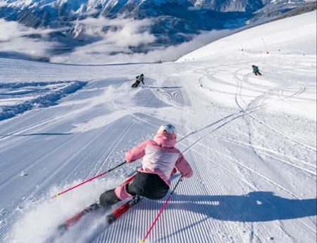Skiër in het skigebied van de Wildkogel Arena
