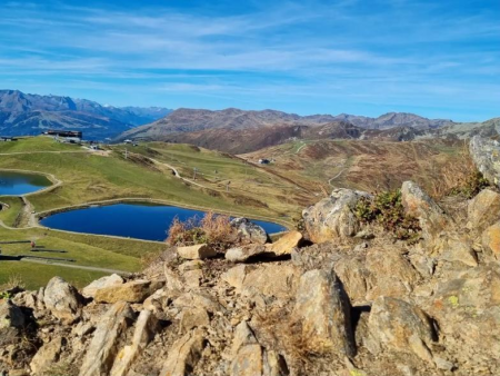 Bergmeertje tussen de rotsen met wijds uitzicht over de bergrug – Naar de top van de Wildkogel, Wildkogel Arena