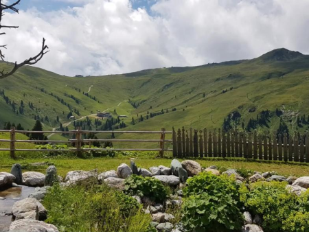 Wandelaars aan een bergmeertje met een rotstop op de achtergrond – 3-Seen-Rundweg over het Wildkogelplateau, Wildkogel Arena