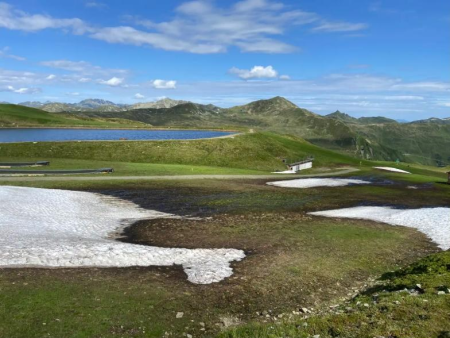 Rotskloof met steile wanden boven een weide – Venedigerweg naar de Berndlalm, Wildkogel Arena