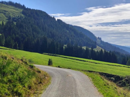 Ondiep hoogveenmeertje op het plateau met besneeuwde toppen in de verte – Frühmesser Rundweg vanaf de Wildkogel, Wildkogel Arena