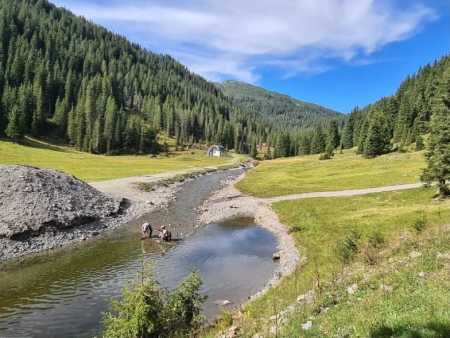 Bergmeer op een hoogvlakte met sneeuwresten en groene ruggen – Van de Wildkogel naar de Filzenhöhe, Wildkogel Arena