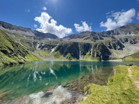 Turkooisgroen bergmeer met puinhellingen eromheen – Leerpad naar de Seebachsee, Wildkogel Arena
