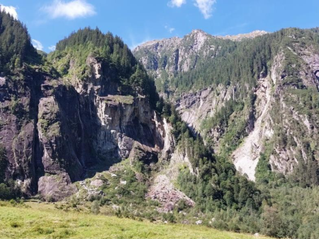 Vertakte bergbeek door een groen dal met sparren en een hut – Kröndlhorn door het Trattenbachtal, Wildkogel Arena